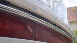 Ruecklicht-hinten-rechts-Stossfaenger-hinten-verschurft-und-defomiert