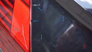 Sclussleuchte-hinten-rechts-beschaedigt-und-Seitenwand-verschurft