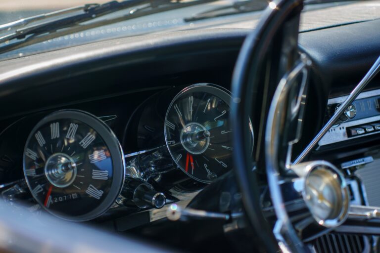 Nahaufnahme eines klassischen Oldtimer-Cockpits mit Tachometer und Armaturen im Retro-Design. Oldtimer Gutachten.